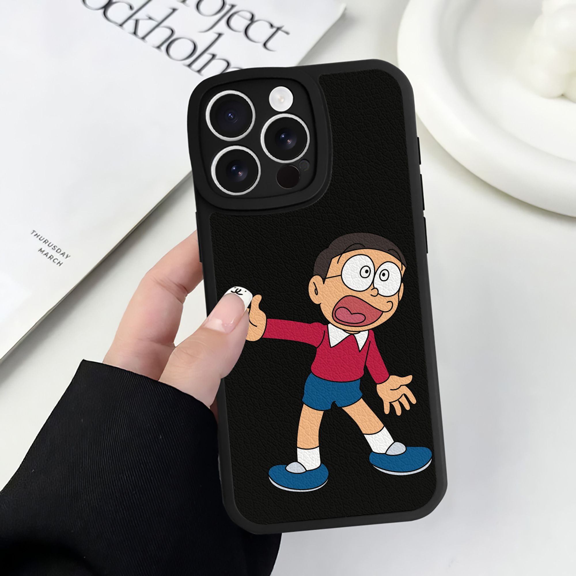 （画像用） ドラえもん 野比 のび太 Doraemon Nobita Nobi 【iPhone 16シリーズ対応】シリコンスマホケース（レザー調） 材質：シリコン